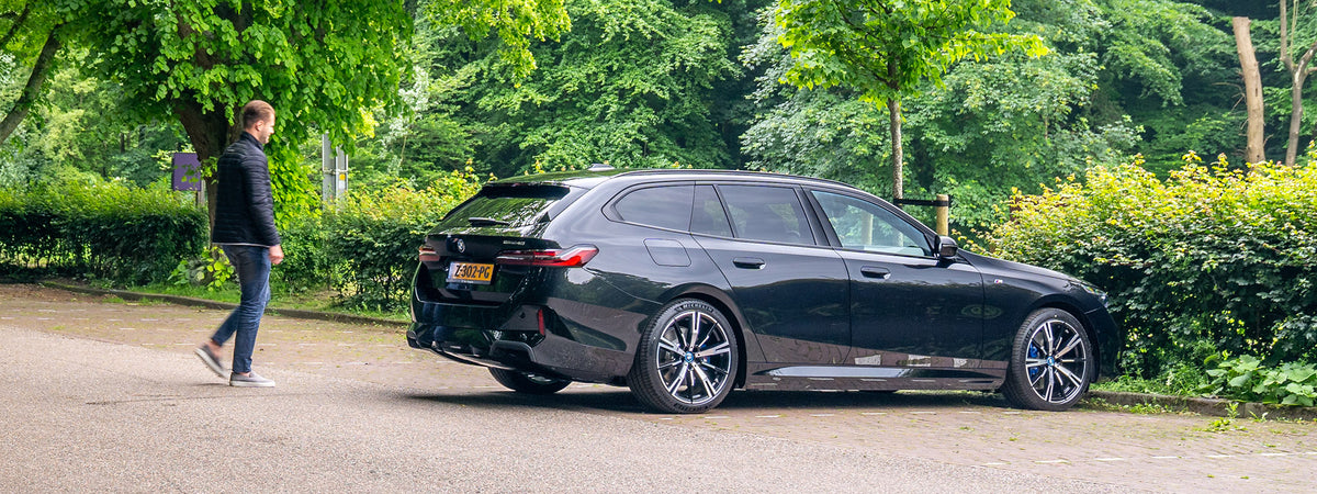 BMW i5 Touring.